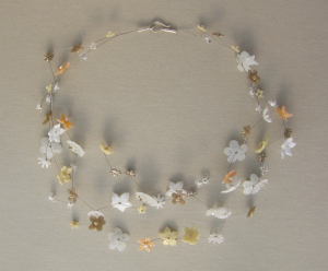 weiße u. Cremefarbene Blüten | 3 Str. Glas, Stahlseil, Silber | 190798-14