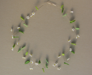 Miniblüten und Blättchen | 2 Str. Glas, Stahlseil, Silber | 090025-14