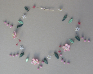 rosa Blüten und Glöckchen | 1 StrA. Glas,Stahlseil, Silber | 110751-14
