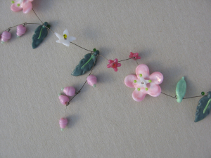 rosa Blüten und Glöckchen | 1 StrA. Glas,Stahlseil, Silber | 110751-14