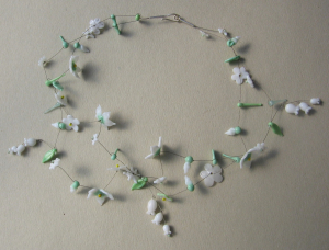 versch. Weiße Blüten u. türkise Blättchen | 2 StrA. Glas, Stahlseil, Silber | 160591-14