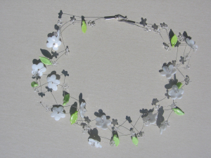 transp. u. Weiße Blüten zickzack | 2 Str. Glas, Stahlseil, Silber | 110795-14