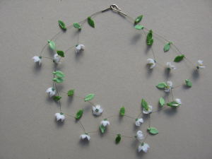 halbgeschlossene weiße Sternblüten | 2 Str. Glas, Stahlseil, Silber | 120319-14