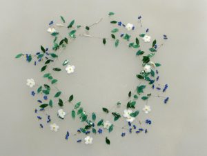 Blüten blau-weiß | offene Struktur, Glas, Stahlseil, Silber | 2601062