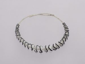 Verzogene Vierecke weiß mit schwarzem Rand / Glas, Stahlseil, Silber/1401084-25