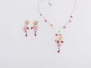 Erbskette mit Blüten, Ohrstecker und Halsschmuck/ Silber , Glas, Stahldraht/ 2025