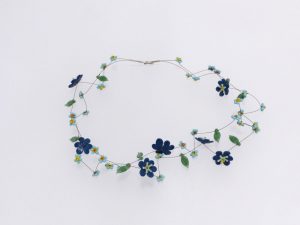 blaue Waldblüten und Vergißmeinicht, 2 Str./ Glas, Stahlseil, Silber /1301055- 25