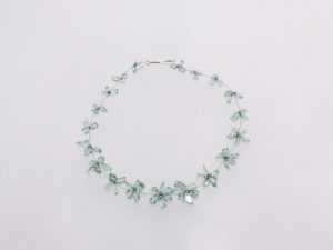 Heckscheibenscherben gebündelt /Glas, Stahlseil, Silber/180635-24