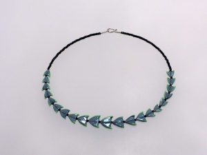 Fischartige graublau helltürkis /Glas, Stahlseil, Silber/1101083-25