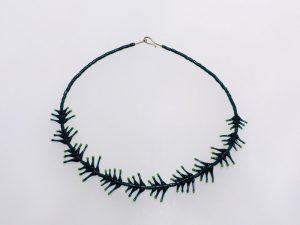 Fischgrät geordnet, dunkelpetrol gelbgrün/ Glas, Stahlseil, Silber/     1301081-25