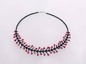 Fischgrät schwarz mit roten Plättchen / Glas Stahlseil, Silber/1301082-25