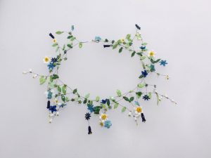 Blüten blau-weiß-gelb | offene Struktur, Glas, Stahlseil, Silber | 2601065