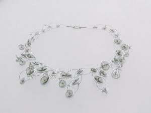 Scheiben mit Rand, verkettet/ Glas, Stahlseil, Silber/ 1901087-25