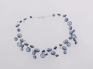 Scheiben mit Rand, verkettet/ Glas, Stahlseil, Silber/ 1901087-25