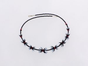 schwarz, blau transparent, rubinrot/ Glas, Stahlseil, Silber/ 1101095-25