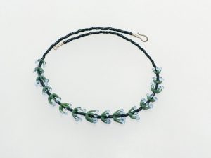 Algen dunkelpetrol, grün, blau transparent/ Glas, Stahlseil, Silber/ 0951093-25