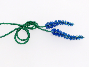 blaue Beeren, lang | Offene Enden zum Knoten, Glas, Stahlseil