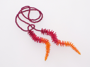 Wurm mit Farbverlauf rot-orange | Offene Enden zum Knoten, Glas, Stahlseil /120933-18